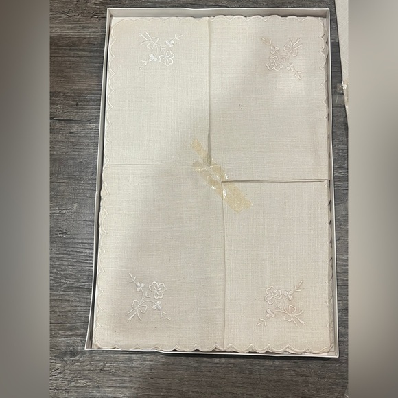 Box of Vintage Cloth Napkins - Picture 3 of 4